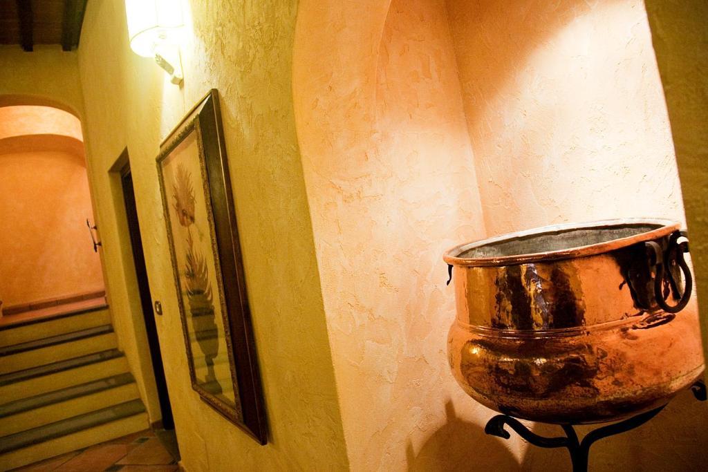 الشقق الفندقية مونتالشينوفي  Residenza Palazzo Saloni المظهر الخارجي الصورة