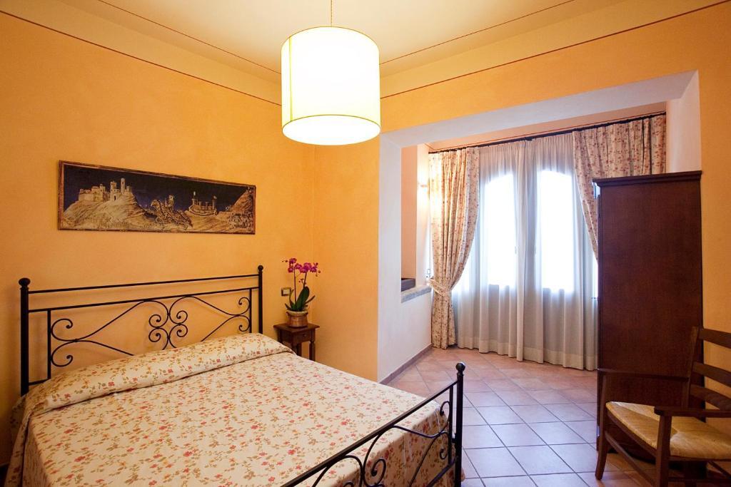 الشقق الفندقية مونتالشينوفي  Residenza Palazzo Saloni الغرفة الصورة
