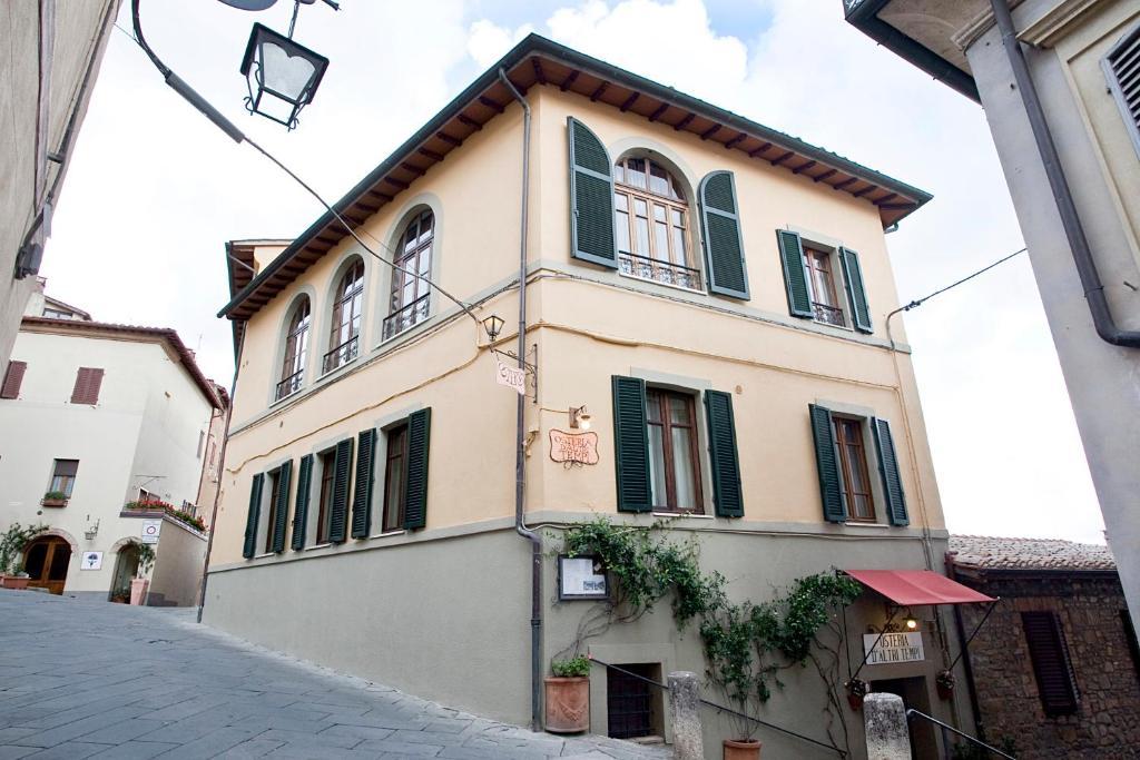 الشقق الفندقية مونتالشينوفي  Residenza Palazzo Saloni المظهر الخارجي الصورة
