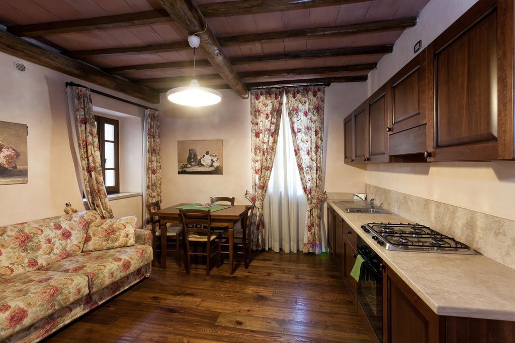 الشقق الفندقية مونتالشينوفي  Residenza Palazzo Saloni المظهر الخارجي الصورة