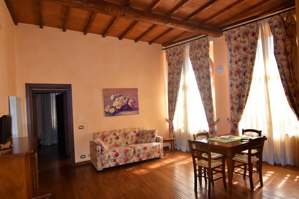 الشقق الفندقية مونتالشينوفي  Residenza Palazzo Saloni المظهر الخارجي الصورة