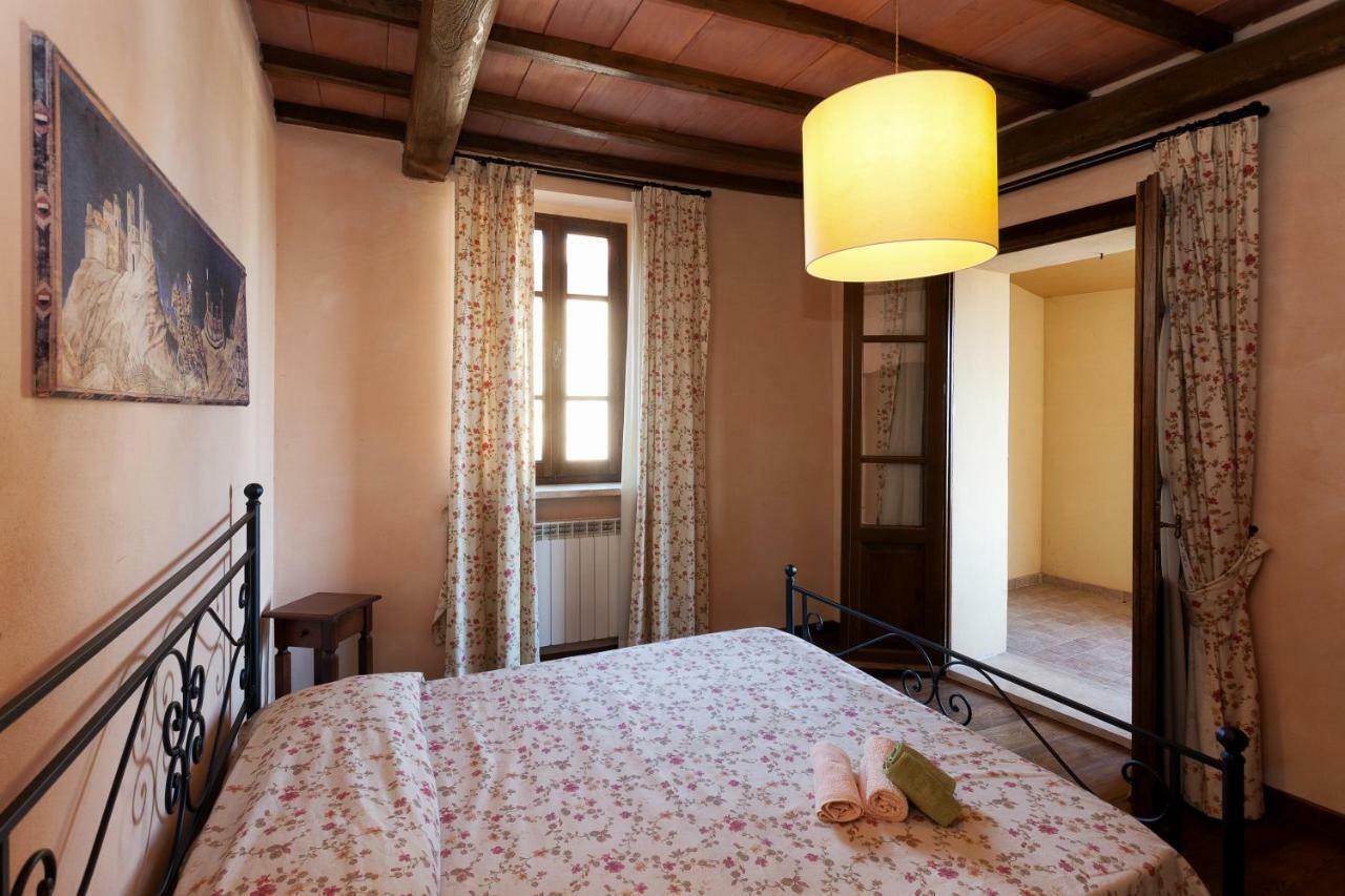 الشقق الفندقية مونتالشينوفي  Residenza Palazzo Saloni المظهر الخارجي الصورة
